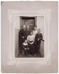 Schwarz-weiß Foto von Irmgard Heydorns Großvater und Familie