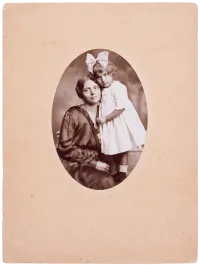 Foto von Irmgard Heydorn mit Mutter