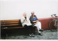 Trude und Irmgard auf einer Bank, Ende 1990er