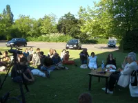 Trude und Irmgard in vor Menschen auf einer Wiese